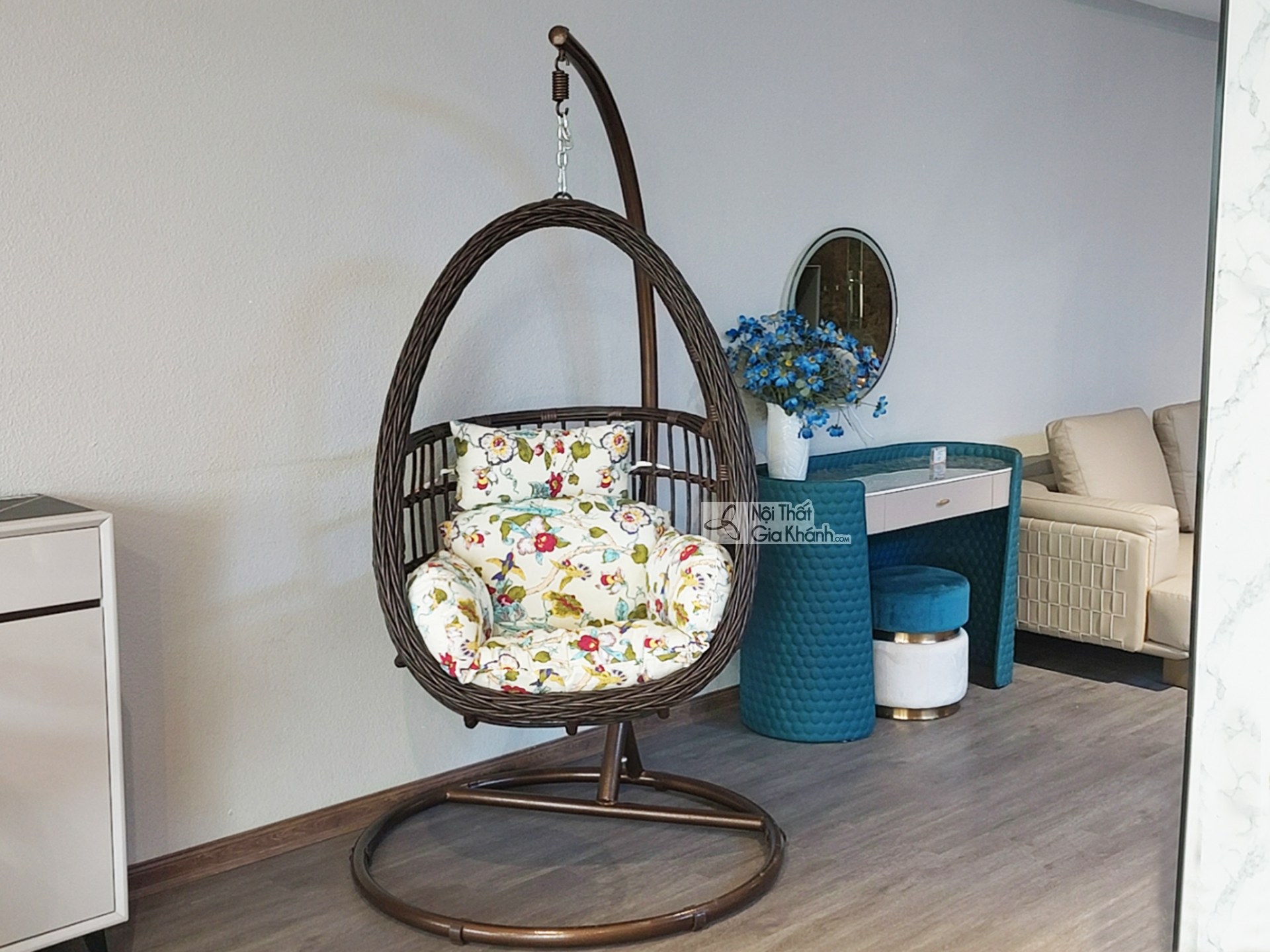 Góc sofa mini trong phòng ngủ master dùng đọc sách, thư giãn