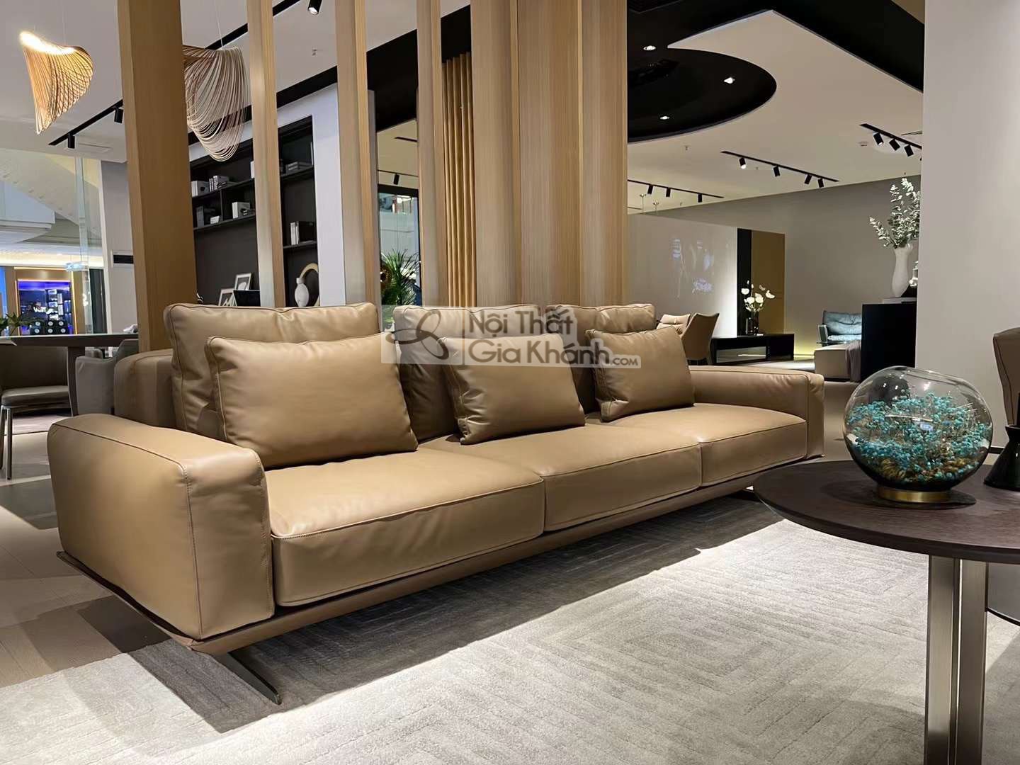 Sofa băng bọc da màu caramel, chân kim loại, đệm tựa lưng và gối tựa