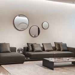 Toàn cảnh bộ sofa góc phải SF2202 màu xám đậm trong không gian phòng khách hiện đại. Sofa có thiết kế tối giản với đệm ngồ…