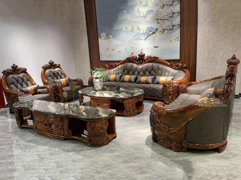 Bộ sofa SF808-1124 được trưng bày trong một không gian khác, với phiên bản bọc vải màu xám đậm thay vì da bò. Khung gỗ mun…