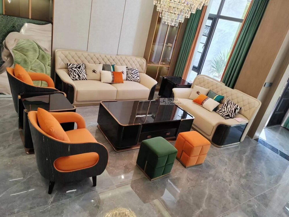 Bộ sofa SFQ626-1123 được chụp từ góc hơi chếch bên trái, làm nổi bật sự sắp xếp cân đối của các món đồ nội thất. Ghế đơn m…