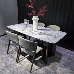 Bộ bàn ăn hiện đại BAQ57-18 được chụp từ góc nhìn trên cao, tổng thể. Bàn có mặt đá siêu tinh thể nhân tạo màu trắng vân x…