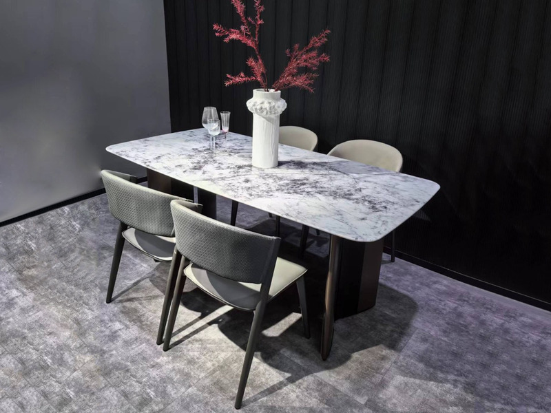 Bộ bàn ăn hiện đại BAQ57-18 được chụp từ góc nhìn trên cao, tổng thể. Bàn có mặt đá siêu tinh thể nhân tạo màu trắng vân x…