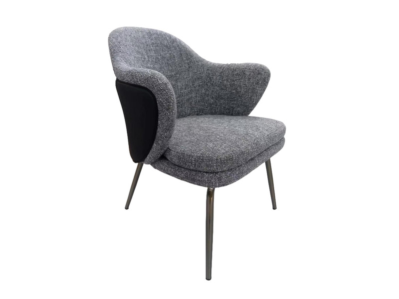Ghế ăn GAD011 phong cách hiện đại, được chụp từ góc hơi chếch phía trước, nổi bật với đệm ngồi và lưng bọc vải cao cấp màu…
