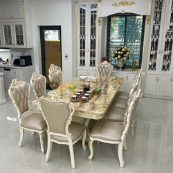 Toàn cảnh bộ bàn ăn BAT-29H với 8 ghế, chụp từ góc rộng hơn, cho thấy không gian phòng ăn liền kề khu vực bếp. Bàn ăn mặt…