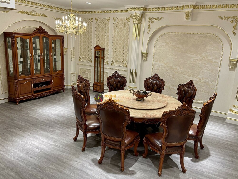 Toàn cảnh bộ bàn ăn tròn 8 ghế trong không gian phòng ăn tân cổ điển rộng rãi. Bàn ăn mặt đá sáng màu có mâm xoay, xung qu…
