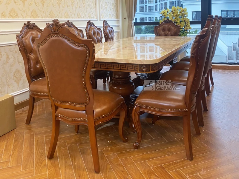 Bộ bàn ăn tân cổ điển 8806GG-32 được chụp cận cảnh từ góc thấp, tập trung vào phần chân ghế và chân bàn. Bàn ăn mặt đá Hồn…