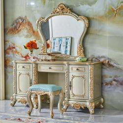 Bộ bàn trang điểm BDZ990-150 phong cách cổ điển Châu Âu, được chụp chính diện trong không gian phòng ngủ sang trọng. Bàn c…