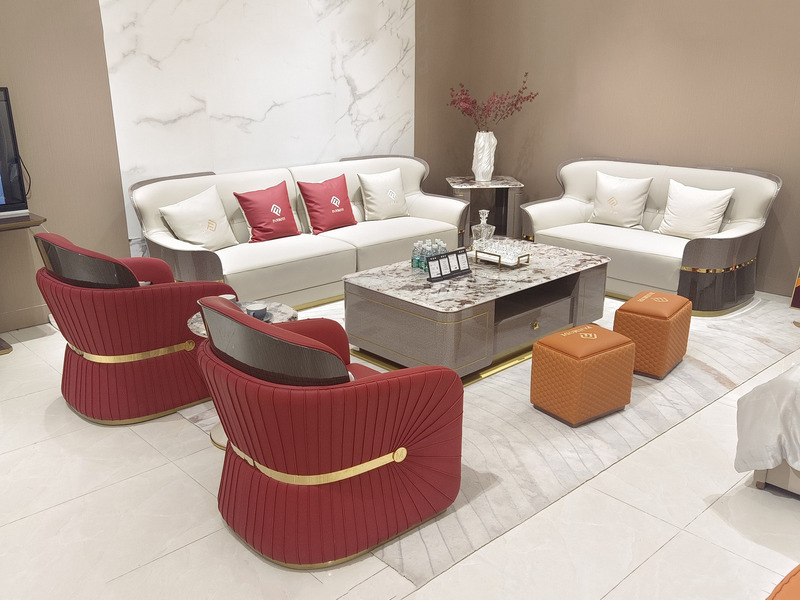Bộ sofa luxury SFGD29-1124 được chụp từ góc hơi chéo, tập trung vào khu vực tiếp khách. Ghế băng dài và ghế băng ngắn bọc…