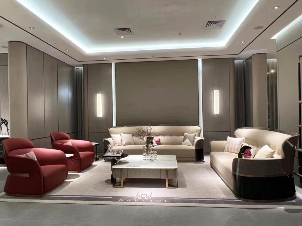 Toàn cảnh bộ sofa luxury SFGD29-1124 trong không gian phòng khách rộng rãi, sang trọng. Ghế băng dài và ghế băng ngắn bọc…