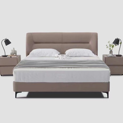 Giường ngủ bọc da hiện đại GIBJ086-18 được chụp chính diện trên nền xám nhạt. Giường có đầu giường cao, bọc da màu nâu be…