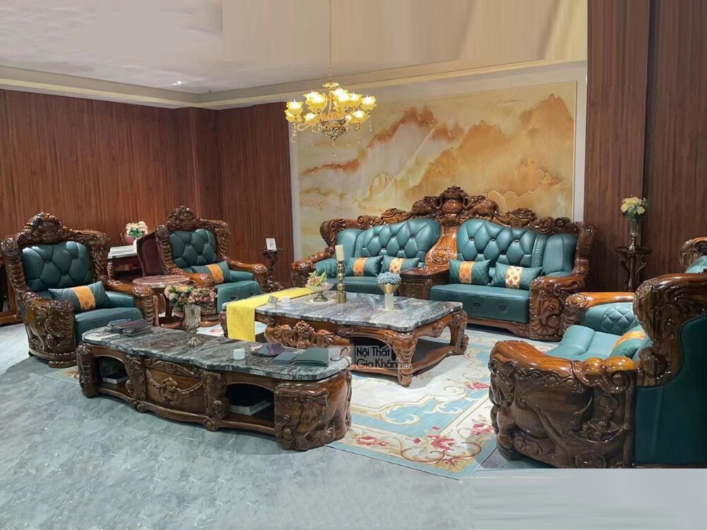 Toàn cảnh một bộ sofa khác, màu xanh ngọc bích, trong không gian phòng khách tân cổ điển. Khung gỗ chạm khắc tinh xảo, bàn…