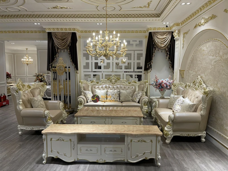 Toàn cảnh bộ sofa tân cổ điển SB923-123 đặt trong không gian phòng khách sang trọng. Bộ sản phẩm gồm một ghế băng dài, hai…