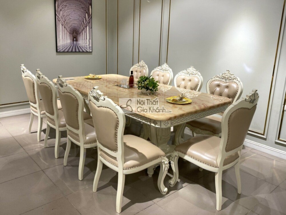 Bộ bàn ăn tân cổ điển 10 ghế, chụp từ góc chéo, tập trung vào tổng thể bàn và ghế. Mặt bàn đá Hồng Ngọc Long màu kem vân đ…