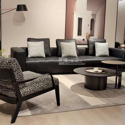 Sofa băng SF2201-4 màu đen da bò tự nhiên, thiết kế tối giản hiện đại với ba đệm ngồi và tựa lưng êm ái, kết hợp chân thép…