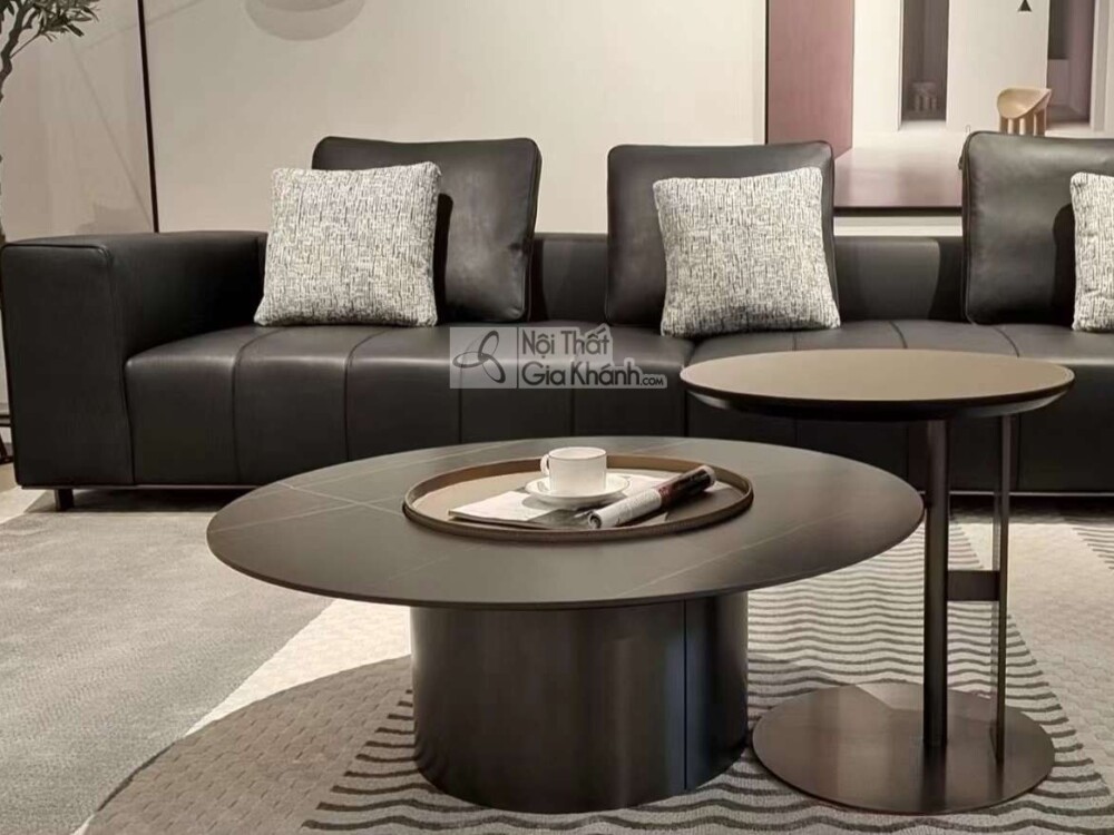 Cận cảnh bộ bàn trà đôi màu đen đặt trước sofa băng da bò SF2201-4. Bàn trà chính hình trụ tròn có mặt phẳng với khay kim…