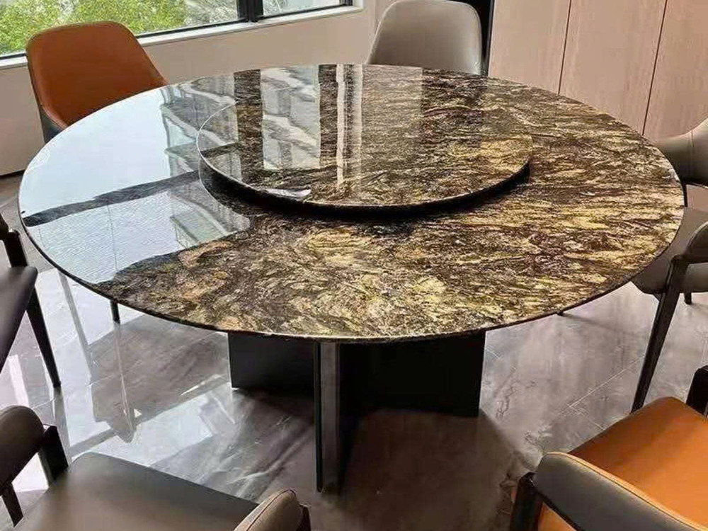 Bàn ăn tròn BAQ16-18 nhìn từ góc trên hơi chếch, nổi bật mặt đá kim sa tự nhiên màu nâu vàng với các vân đá độc đáo, bóng…