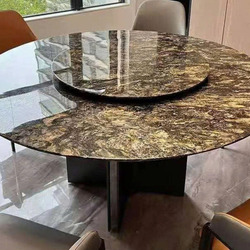 Bàn ăn tròn BAQ16-18 nhìn từ góc trên hơi chếch, nổi bật mặt đá kim sa tự nhiên màu nâu vàng với các vân đá độc đáo, bóng…