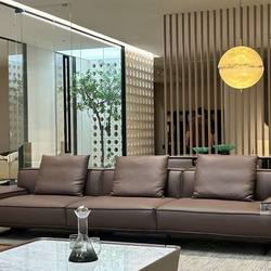 Sofa băng SF2304 màu nâu sẫm, bọc da bò tự nhiên, chụp từ góc chính diện trong phòng khách hiện đại. Ghế thiết kế tối giản…