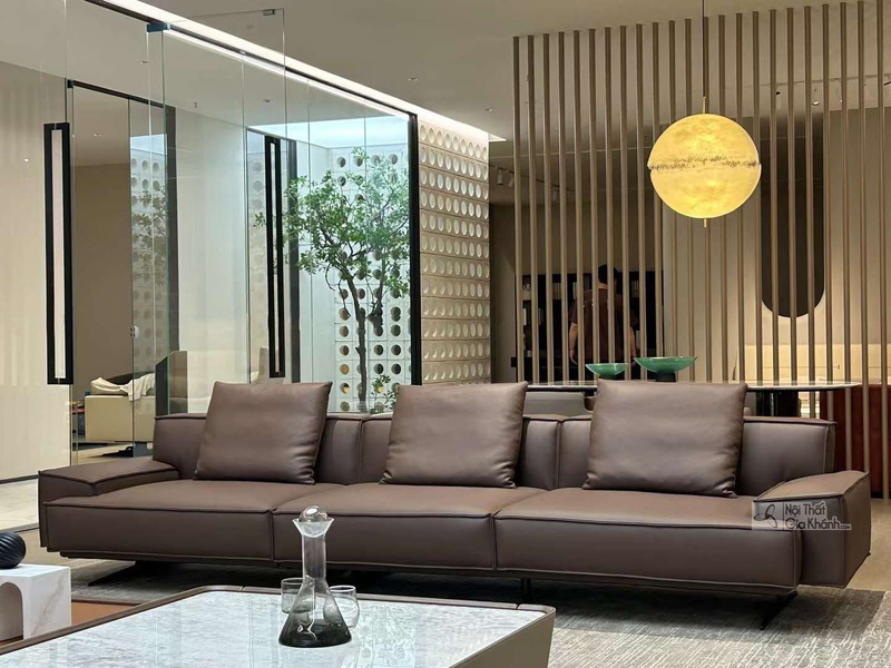 Sofa băng SF2304 màu nâu sẫm, bọc da bò tự nhiên, chụp từ góc chính diện trong phòng khách hiện đại. Ghế thiết kế tối giản…