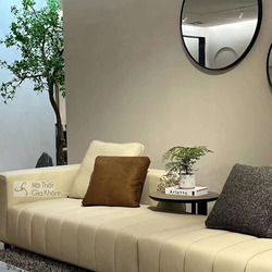 Cận cảnh phần thân giữa và góc phải của bộ sofa SF2201, bọc da thật màu kem nhạt. Thiết kế tối giản với đường may dọc trên…