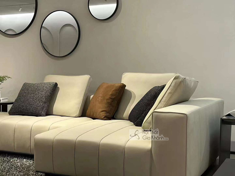 Cận cảnh phần góc trái của bộ sofa SF2201, bọc da thật màu kem nhạt. Đệm ngồi và tựa lưng dày dặn với đường may dọc tạo đi…