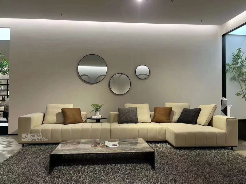 Bộ sofa góc trái SF2201 màu kem nhạt, thiết kế tối giản, đặt trong phòng khách hiện đại. Góc chụp toàn cảnh cho thấy sofa…