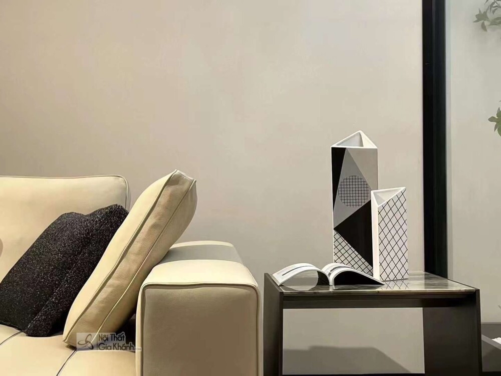Cận cảnh phần tựa tay bên phải và một phần đệm ngồi của sofa SF2201, bọc da thật màu kem nhạt. Tựa tay vuông vắn, thấp, kế…