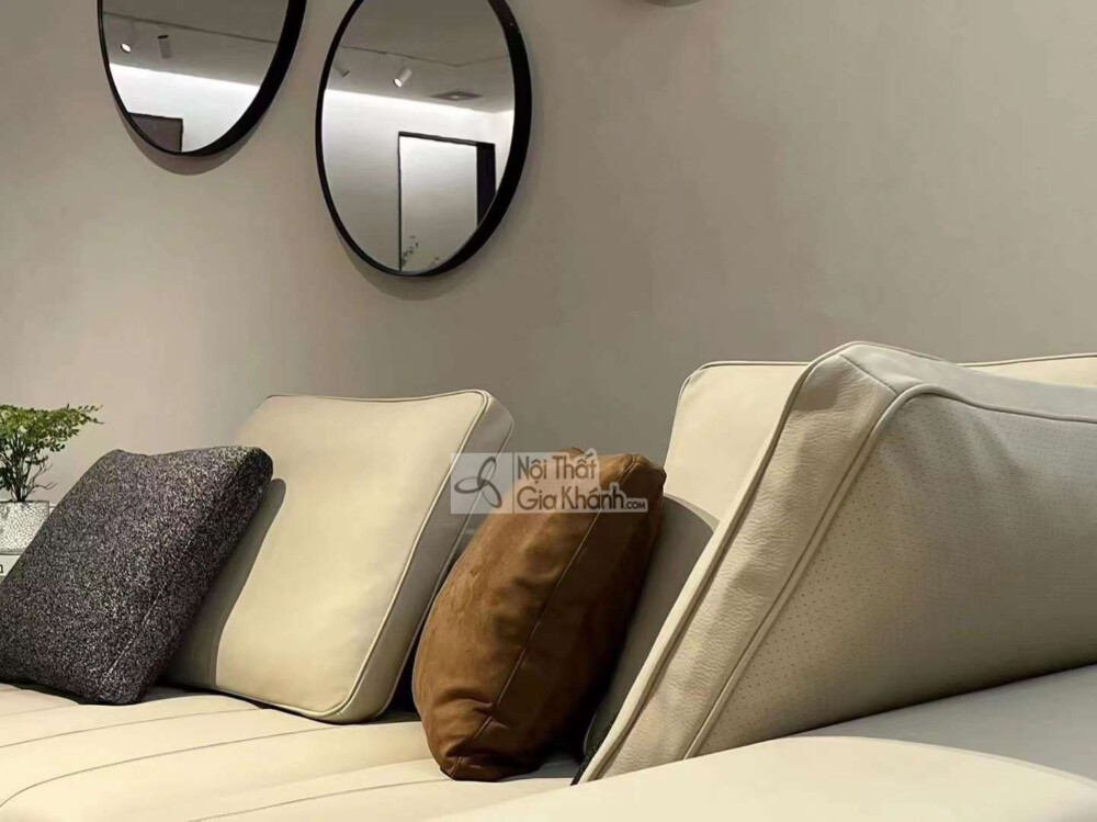 Cận cảnh các gối tựa và tựa lưng của sofa SF2201. Tựa lưng bọc da thật màu kem nhạt với đường viền may nổi bật, tạo cảm gi…