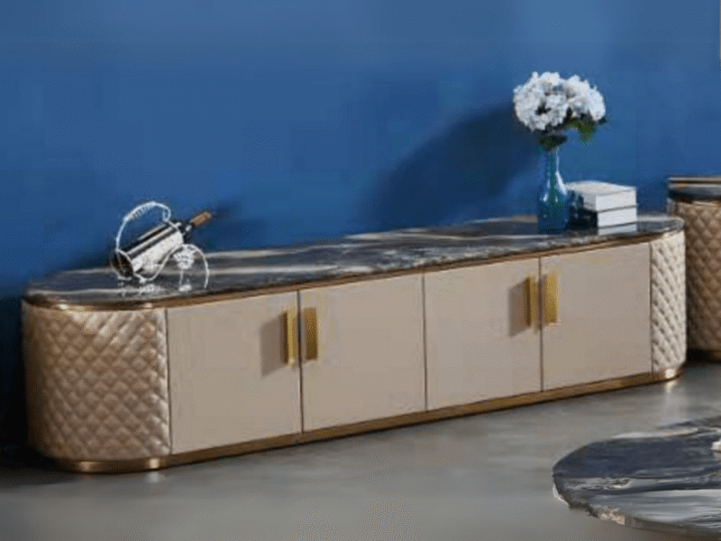 Kệ tivi mặt đá sang trọng QD605-20 được chụp chính diện, nổi bật với mặt đá cẩm thạch vân tối và khung gỗ bọc da màu be nh…