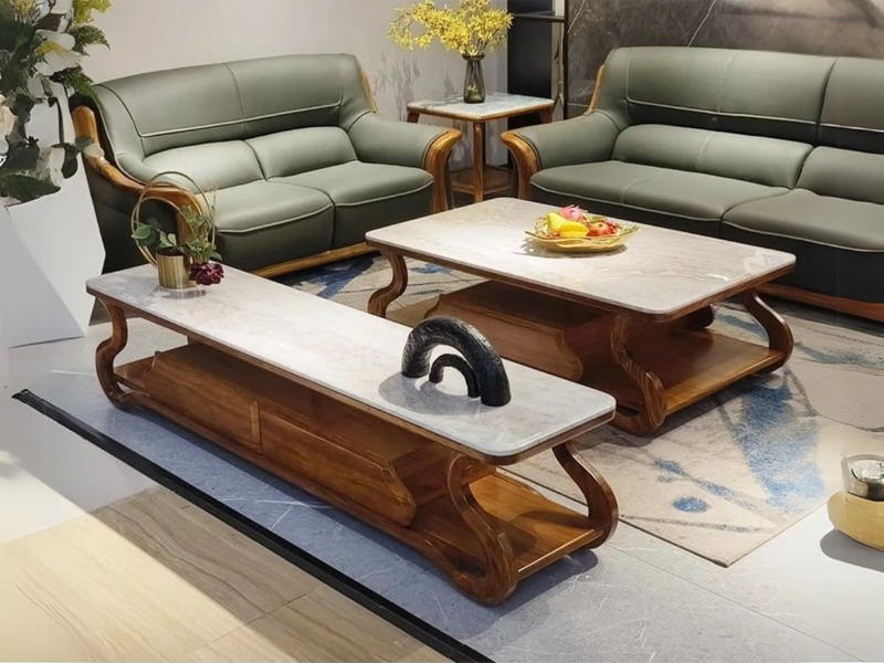 Bộ bàn trà và kệ tivi phong cách hiện đại, được chụp từ góc hơi chếch phía trước. Bàn trà hình chữ nhật với mặt đá cẩm thạ…