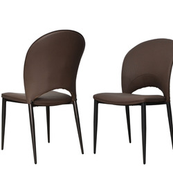 Hai chiếc ghế ăn hiện đại GA809-2 được chụp từ góc hơi chếch phía trước, cho thấy mặt lưng cong mềm mại của chiếc ghế bên…