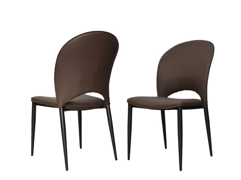 Hai chiếc ghế ăn hiện đại GA809-2 được chụp từ góc hơi chếch phía trước, cho thấy mặt lưng cong mềm mại của chiếc ghế bên…