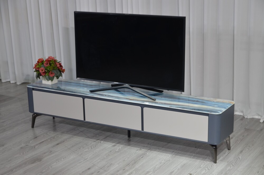 Kệ tivi mặt đá KT8633-20 được đặt trong không gian phòng khách hiện đại với tivi màn hình lớn. Kệ có mặt đá vân xanh xám…