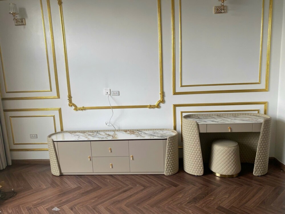 Kệ tivi IMPERIO Luxury KTQ916 và bàn phụ đồng bộ chụp từ góc khác trong phòng mẫu. Cả kệ tivi và bàn phụ đều có mặt đá vân…