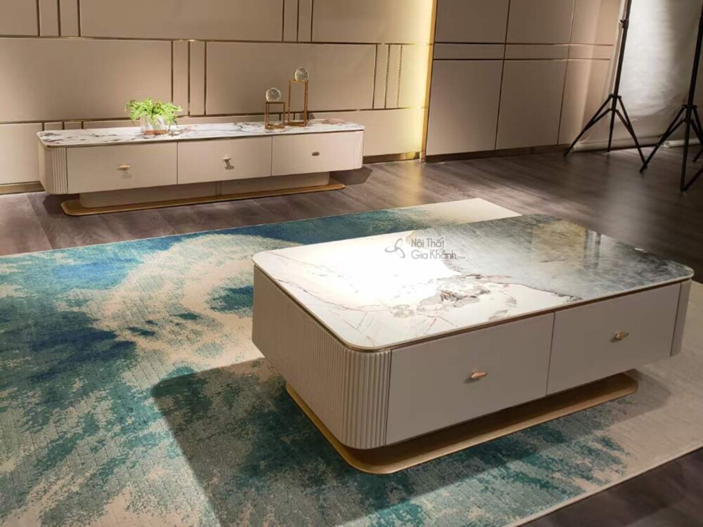 Bàn trà mặt đá Luxury BT8801-13 đặt trong phòng khách sang trọng, kết hợp kệ tivi đồng bộ. Bàn hình chữ nhật với mặt đá vâ…