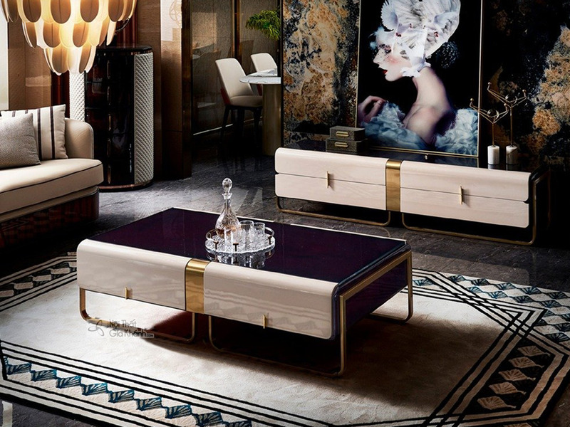 Kệ tivi ARMAND và bàn trà đồng bộ trong không gian phòng khách luxury. Kệ tivi màu trắng kem bóng với mặt gỗ Cẩm Lai vân n…