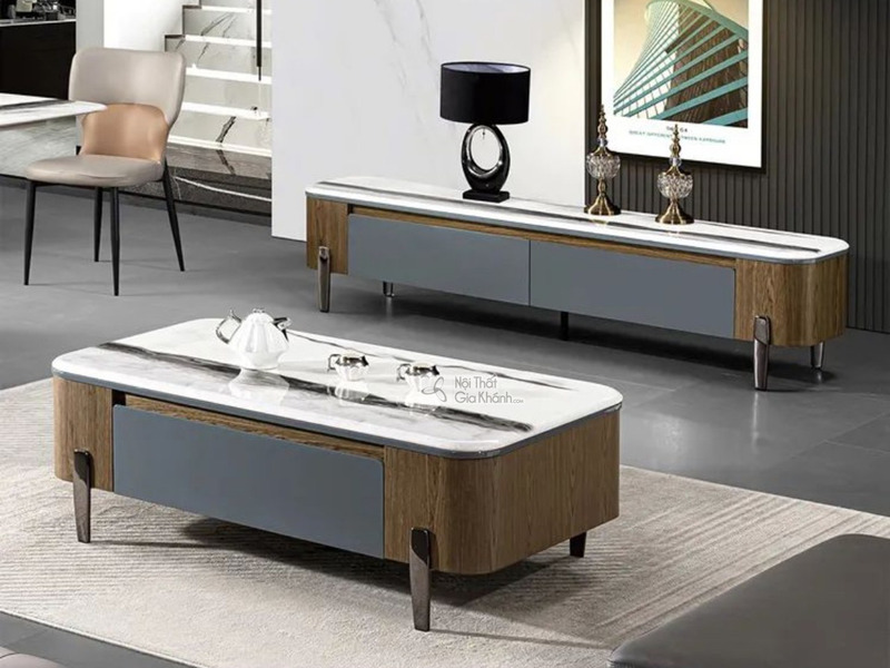 Bộ bàn trà và kệ tivi BT1300 được chụp từ góc thấp, hơi chếch về phía trước, làm nổi bật thiết kế hiện đại với đường nét b…