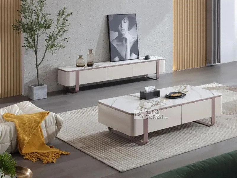 Bộ bàn trà và kệ tivi BTK8221 được chụp từ góc nhìn tổng thể, thể hiện sự sang trọng trong không gian phòng khách hiện đại…
