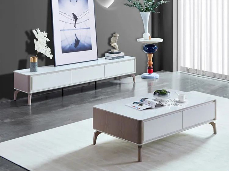 Bộ bàn trà và kệ tivi mặt đá BTST2310CD được chụp từ góc hơi cao, thể hiện rõ thiết kế hiện đại, tối giản trong không gian…