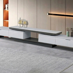 Kệ tivi đa năng KTC1-28 được chụp chính diện trong không gian phòng khách hiện đại. Kệ có thiết kế kéo dài linh hoạt, với…