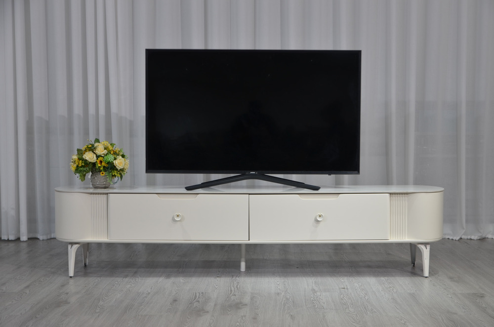 Kệ tivi cố định mặt đá KTPL2316B-20 nhìn trực diện, nổi bật với tông màu trắng kem trang nhã và mặt đá phiến sáng. Kệ có h…
