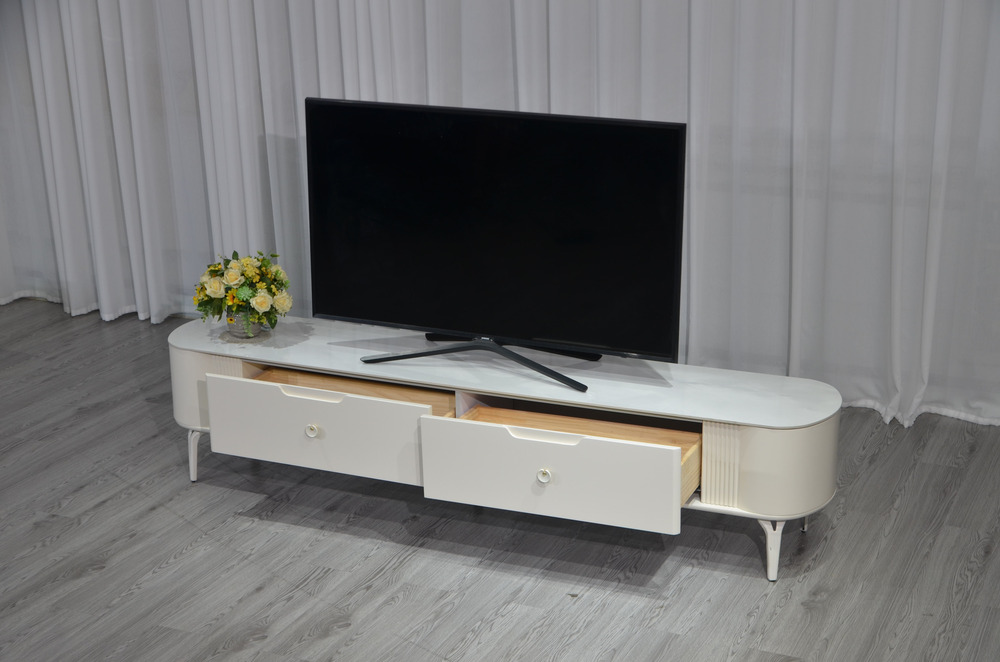 Kệ tivi cố định mặt đá KTPL2316B-20 chụp từ góc chếch phía trước bên phải, cho thấy hai ngăn kéo được mở ra, lộ rõ không g…