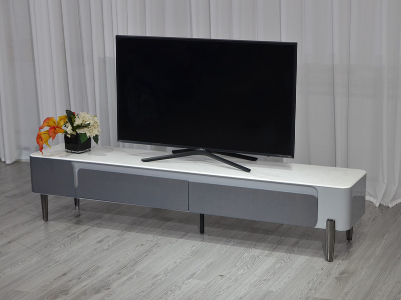 Kệ tivi mặt đá hiện đại KTPL3006-20 được chụp chính diện, đặt trong không gian phòng khách tối giản với rèm cửa trắng và s…