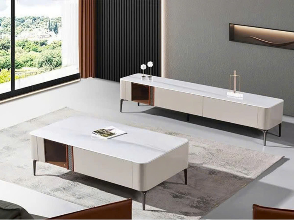 Kệ tivi mặt đá hiện đại PL3007B-20 màu be nhạt với mặt đá trắng vân mây, đặt trong phòng khách sang trọng. Kệ có thiết kế…