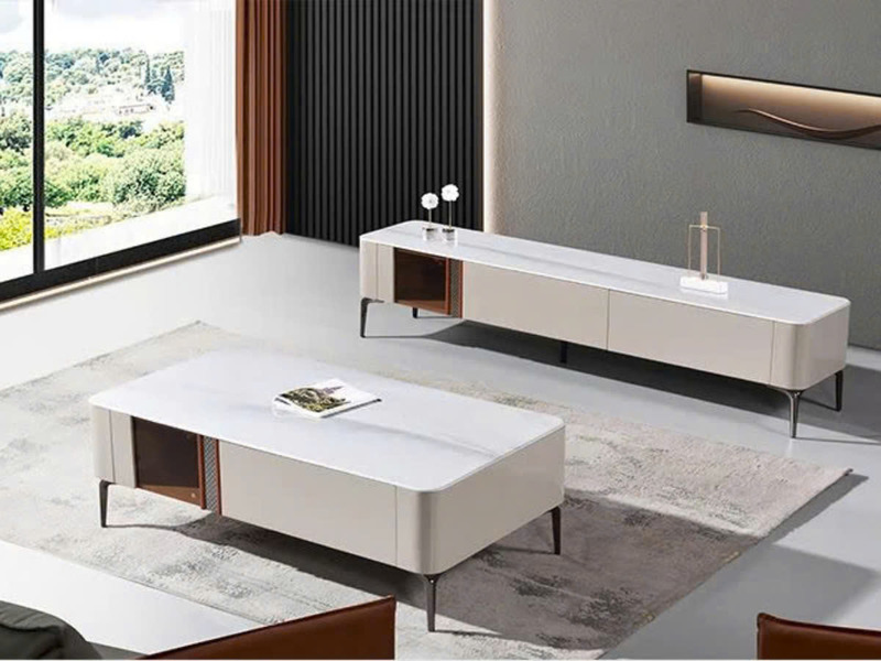 Kệ tivi mặt đá hiện đại PL3007B-20 màu be nhạt với mặt đá trắng vân mây, đặt trong phòng khách sang trọng. Kệ có thiết kế…