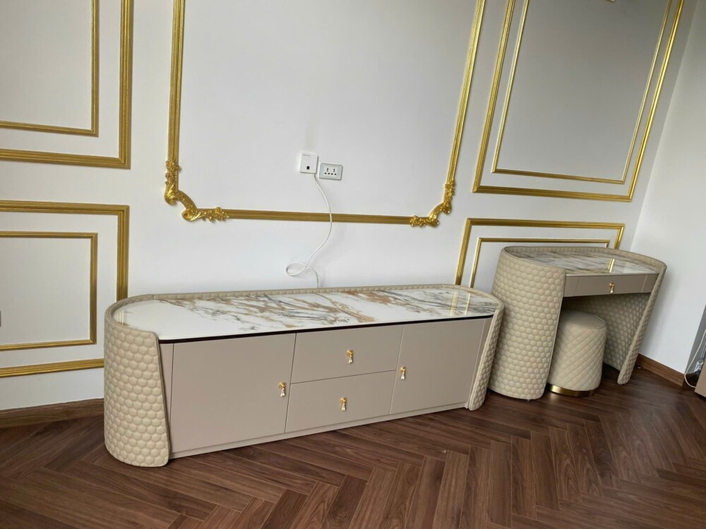 Bộ sản phẩm kệ tivi IMPERIO Luxury KTQ916 và bàn phụ đồng bộ trong không gian phòng mẫu. Kệ tivi có mặt đá vân nâu, thân m…