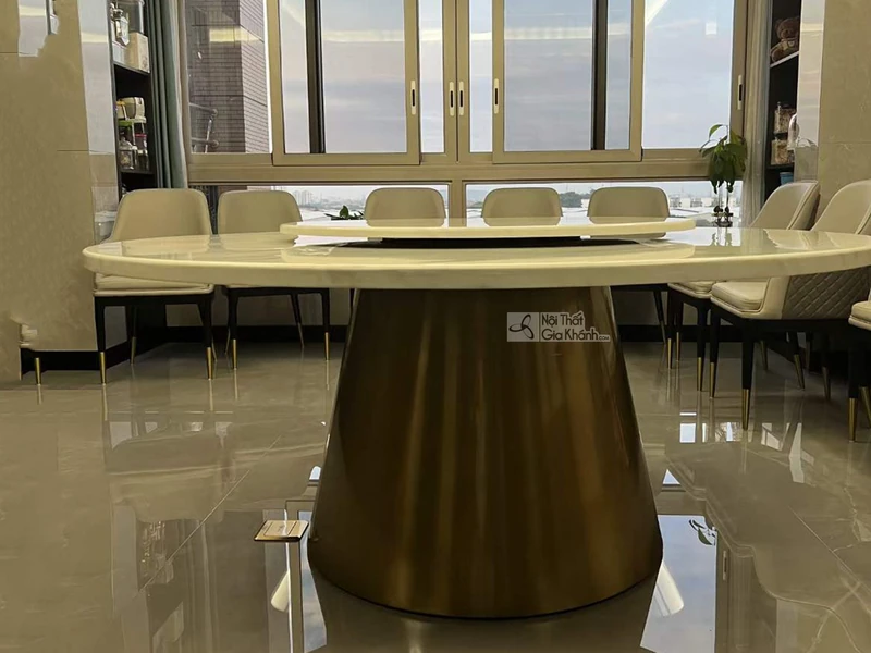 Toàn cảnh bộ bàn ăn TAVOLO LUNA 1m8 tại showroom Nội Thất Gia Khánh, gồm bàn mặt đá trắng vân mây có mâm xoay và 8 ghế ăn…