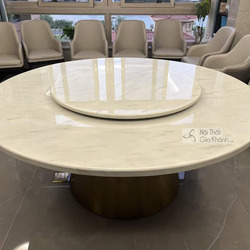 Bàn ăn tròn TAVOLO LUNA trưng bày tại showroom Nội Thất Gia Khánh, với mặt đá cẩm thạch trắng vân mây và mâm xoay tiện lợi…