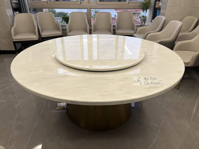 Bàn ăn tròn TAVOLO LUNA trưng bày tại showroom Nội Thất Gia Khánh, với mặt đá cẩm thạch trắng vân mây và mâm xoay tiện lợi…